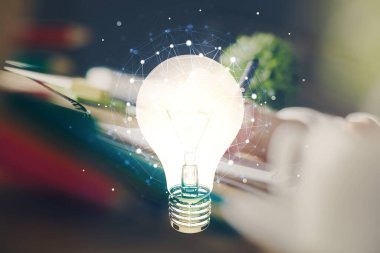 Kadın elinin üstüne ampul çizip arka planda not almak. Fikir kavramı. Çift pozlama