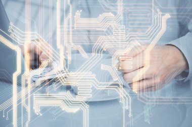 Teknoloji temalı hologramda arka planda çalışan bir adam var. Yüksek teknoloji konsepti. Çoklu pozlama.