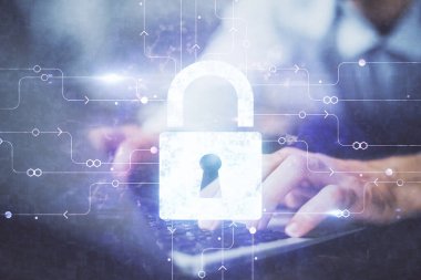 Arka planda bilgisayarda çalışan bir adamla birden fazla kilit simgesine maruz kalma. Ağ koruma kavramı.