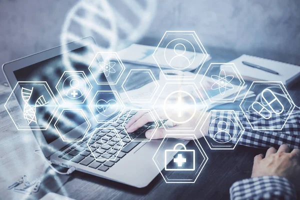 DNA-Hologramm mit Geschäftsmann, der am Computer am Hintergrund arbeitet. Konzept der Biotechnologie. Doppelbelastung. — Stockfoto