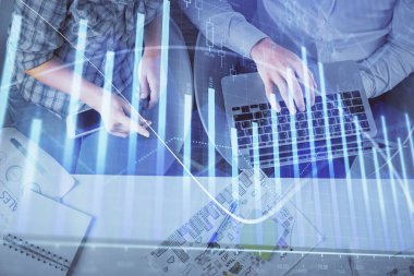 Kadın ve erkeğin birlikte çalıştığı çoklu pozlama ve grafik hologramı çizimi. Finansal analiz konsepti. Bilgisayar arkaplanı. Üst Görünüm.