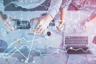 Birlikte çalışan kadın ve erkeğin çifte pozu ve finansal grafik hologramı çizimi. Pazar analizi konsepti. Bilgisayar arkaplanı. Üst Görünüm.