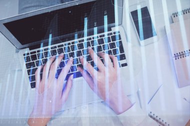 Bilgisayar ve ön x çizim hologramı üzerinde çalışan kadın elleri çift pozlama. Üst Manzara. Mali analiz kavramı.