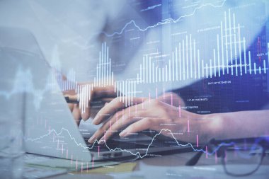 Bilgisayarda ve finansal grafik hologramında yazı yazan kadın ellerine çoklu maruz kalma. Borsa analizi kavramı.