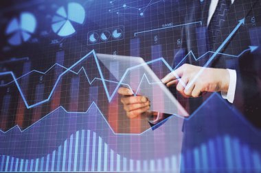 Erkeklerin el ele tutuşup dijital bir cihaz ve ön grafik çizimi kullanırken çift pozlama. Finansal piyasa kavramı.