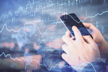 Erkeklerin el ele tutuşup dijital bir cihaz ve ön grafik çizimi kullanırken çift pozlama. Finansal piyasa kavramı.