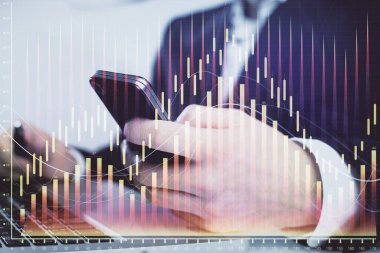 Erkeklerin el ele tutuşup dijital telefon ve forx grafik çizimleri kullanırken birden fazla pozlama. Finansal piyasa kavramı.