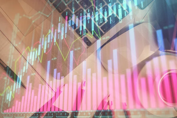 Dubbele belichting van financiële grafiek tekening over tafel achtergrond met computer. Begrip onderzoek en analyse. Bovenaanzicht. — Stockfoto