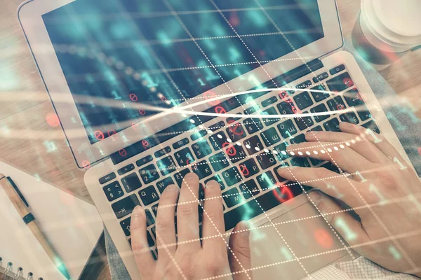 Dubbel exponering av män händer skriva över datorns tangentbord och forex graf hologram ritning. Högst upp. Begreppet finansmarknad. — Stockfoto