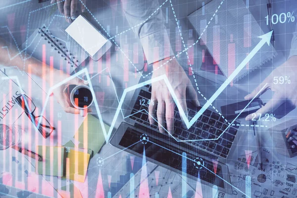 Kadın ve erkeğin birlikte çalışırken çifte pozlama ve hologram çizimi ön plana çıkarma. Finansal analiz konsepti. Bilgisayar arkaplanı. Üst Görünüm.