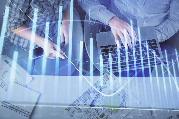 Kadın ve erkeğin birlikte çalıştığı çoklu pozlama ve grafik hologramı çizimi. Finansal analiz konsepti. Bilgisayar arkaplanı. Üst Görünüm.