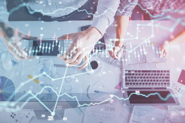 Birlikte çalışan kadın ve erkeğin çifte pozu ve finansal grafik hologramı çizimi. Pazar analizi konsepti. Bilgisayar arkaplanı. Üst Görünüm.