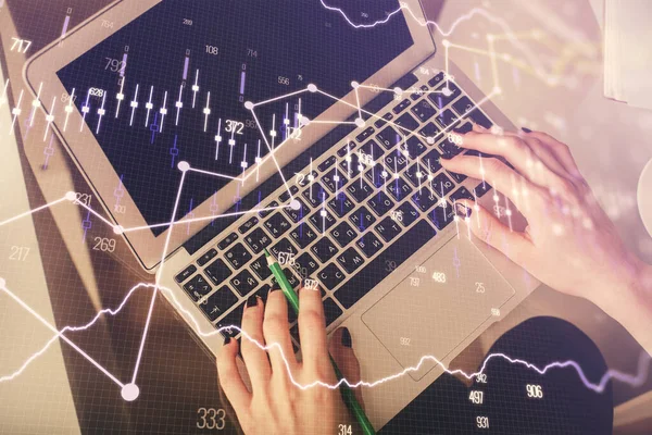 Dubbel exponering av kvinnliga händer som arbetar på dator och forex diagram hologram ritning. Ovanifrån. Begreppet finansiell analys. — Stockfoto