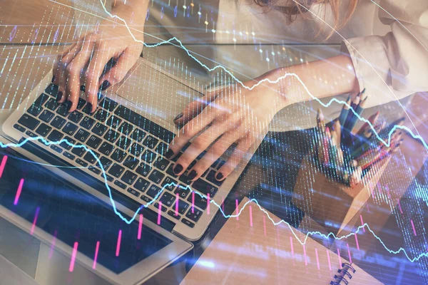 Doppia esposizione delle mani della donna che scrivono sul disegno dell'ologramma del grafico del forex e del computer. Concetto di investimento in borsa. — Foto Stock