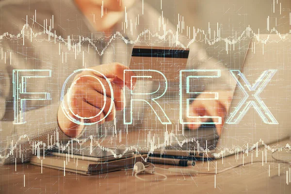 Doble exposición de las manos del hombre sosteniendo una tarjeta de crédito y el dibujo gráfico de Forex. Comercio de acciones y fintech digital en Internet Concepto de comercio electrónico. —  Fotos de Stock