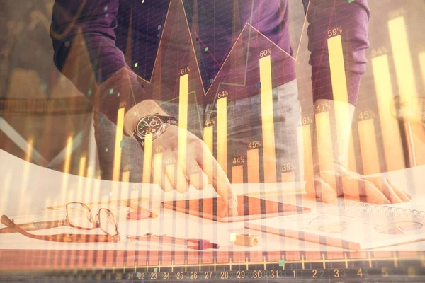 Podwójna ekspozycja rąk człowieka trzymających i wykorzystujących urządzenie cyfrowe oraz rysunek wykresu forex. Koncepcja rynku finansowego. — Zdjęcie stockowe