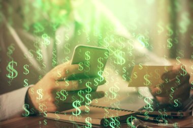 Bir adamın elini tutarken ve bir telefon ve finansal grafik çizimi kullanırken çift pozlama. Analiz kavramı.