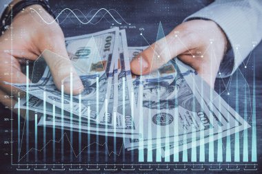 Finansal grafiğe çoklu pozlama hologram, Amerikan dolarları ve insan eli. Analiz kavramı.