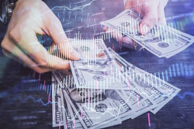 Finansal grafiğe çoklu pozlama hologram, Amerikan dolarları ve insan eli. Analiz kavramı.