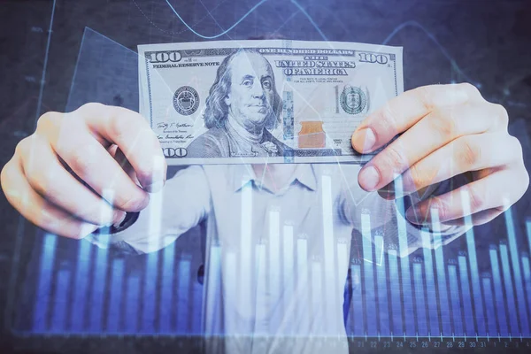 Finansal grafiğe çoklu pozlama hologram, Amerikan dolarları ve insan eli. Analiz kavramı.