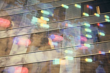 Veri temalı hologram gökdelenler arka planda çoklu pozlama ile şehir görünümüne çizim yapıyor. Büyük veri kavramı.