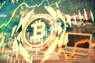 Blockchain temalı holograma ve bilgisayar arkaplanlı masaya çift pozlama. Bitcoin şifreleme para birimi kavramı.