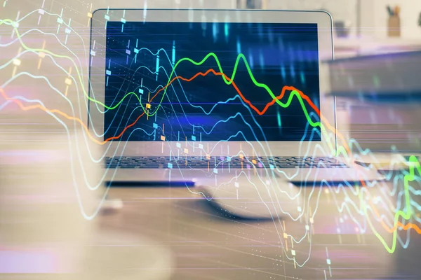 Ekonomisk graf färgstark ritning och tabell med dator på bakgrunden. Multiexponering. Begreppet internationella marknader. — Stockfoto