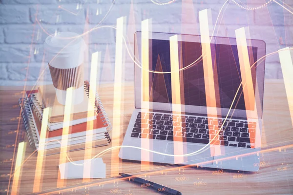 Finansal pazar grafiği hologramı ve kişisel bilgisayar arka planda. Çoklu maruz kalma. Önx kavramı.