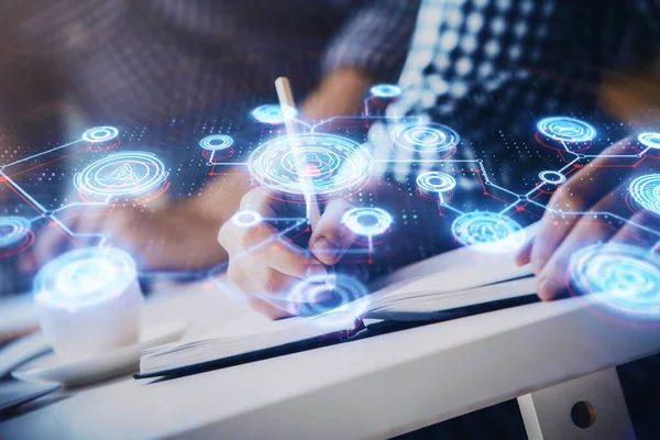 Arka planda notlarla çalışan adamlar. Sosyal ağ oluşturma kavramı.