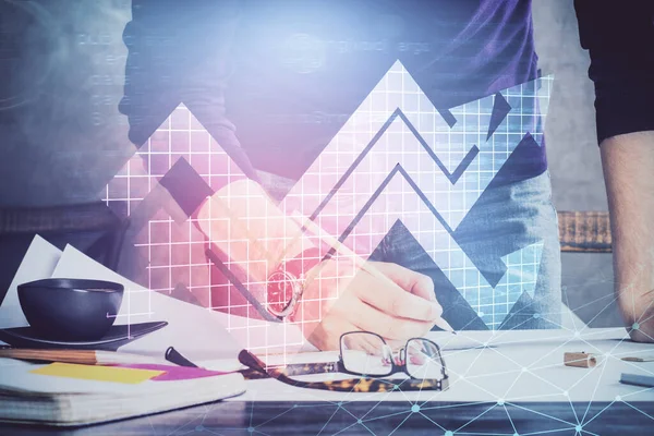 Yaratıcı işleri olan bir iş adamı. İnsanların arka planında yukarı doğru ok atıyor. Finansal büyüme kavramı. Çoklu pozlama.