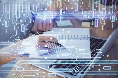 Teknoloji ve dijital kodlama simgeleriyle arka planda kadınların birden fazla pozu. Veri geliştirme kavramı.