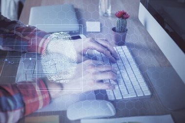 Arka planda bilgisayar üzerinde çalışan iş adamı ile parmak izi hologramı. Güvenlik kavramı. Çift pozlama.