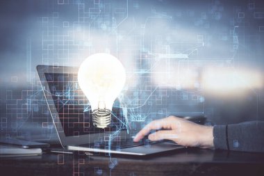 Arkaplanda bilgisayar üzerinde çalışan iş adamıyla birlikte büyüyen oklar. Başarı konsepti. Çift pozlama.