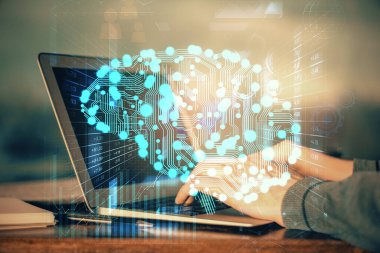 Adam klavyede beyin hologramıyla yazı yazıyor. Büyük Data kavramı. Çift pozlama.