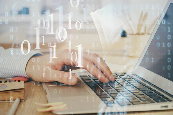 Teknoloji temalı dizüstü bilgisayarda çalışan bir adam. Büyük veri kavramı. Çift pozlama.