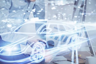 İş adamının arka planda bilgisayar üzerinde çalıştığı otomobil temalı çizim. Otomatik pilot taksi kavramı. Çift pozlama.