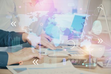 Arka planda bilgisayarla çalışan bir adamla dünya haritası hologramına çift pozlama. Dünya çapında ağ kavramı.