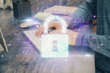 Arka planda bilgisayarda çalışan bir adamla birden fazla kilit simgesine maruz kalma. Ağ koruma kavramı.