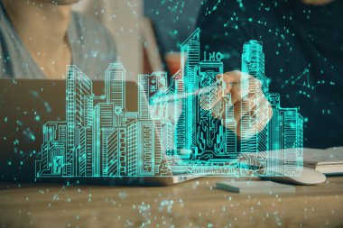 Arka planda bilgisayar üzerinde çalışan bir iş adamı ile yüksek teknoloji şehir çizimi. Akıllılık konsepti. Çift pozlama.