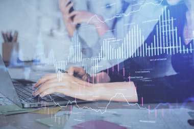 Bilgisayarda ve finansal grafik hologramında yazı yazan kadın ellerine çoklu maruz kalma. Borsa analizi kavramı.