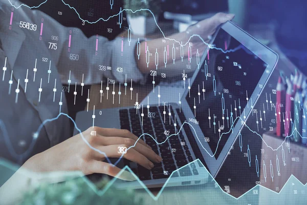 Doble exposición de las manos de la mujer escribiendo en la computadora y el dibujo del holograma gráfico de divisas. Concepto de inversión bursátil. —  Fotos de Stock