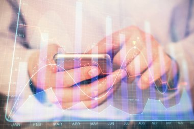 Erkeklerin el ele tutuşup dijital telefon ve forx grafik çizimleri kullanırken birden fazla pozlama. Finansal piyasa kavramı.
