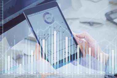 Bir adamın elini tutarken ve bir telefon ve finansal grafik çizimi kullanırken çift pozlama. Analiz kavramı.