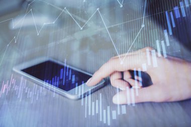 Ön x çizelgesine çift pozlama, hologram çizimi ve cep telefonu kullanan bir kadın. Finansal piyasa kavramı.