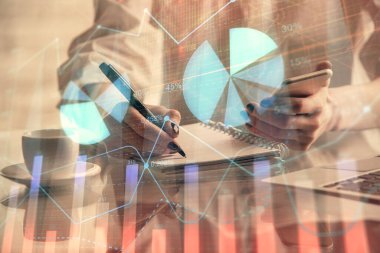 Finansal grafik çizimine çifte maruz kalma hologram ve cep telefonu kullanan bir kadın. Borsa konsepti.