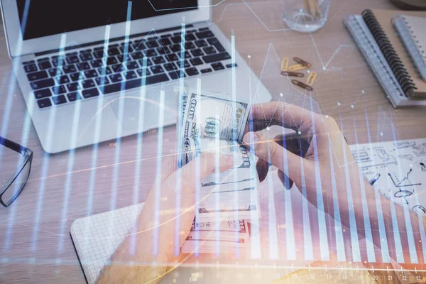 Multi blootstelling van de financiële grafiek tekenen hologram en Amerikaanse dollars rekeningen en man handen. Analyse concept. — Stockfoto