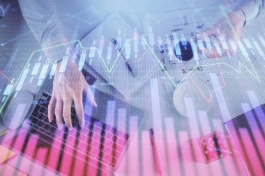 Erkeklerin ellerinin bilgisayar klavyesini ve forx grafik hologramını yazarken çoklu pozlama. Üst Manzara. Finans piyasası kavramı.