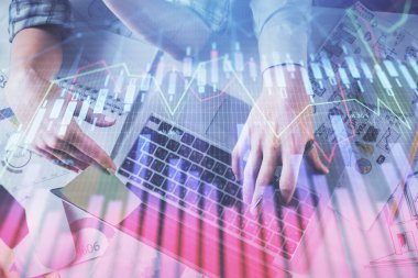 Kadın ve erkeğin birlikte çalışırken çifte pozlama ve hologram çizimi ön plana çıkarma. Finansal analiz konsepti. Bilgisayar arkaplanı. Üst Görünüm.