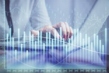 İşkadını ellerinin bilgisayar ve finansal grafik hologramı çizimlerinde çifte pozlama. Borsa analizi kavramı.
