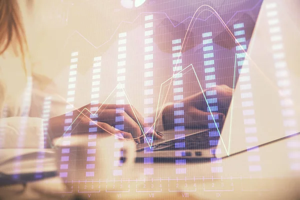 Dubbel exponering av kvinnliga händer som arbetar på dator och forex graf hologram ritning. Begreppet finansiell analys. — Stockfoto